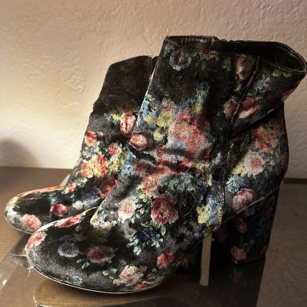 Floral Boots perfect for fall 💐